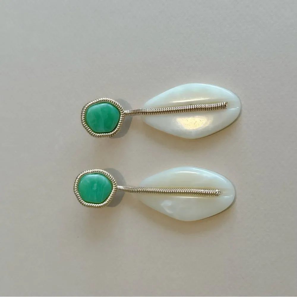 Elegant Green and White Drop Earrings N1488